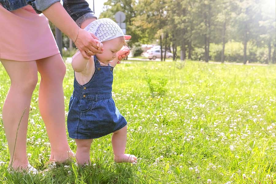 Pierwsze kroki dziecka na trawie