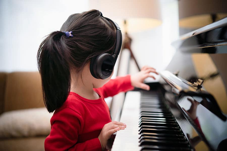 mała dziewczynka gra na pianinie