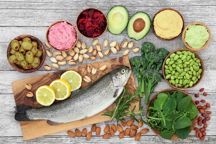 Urozmaicona zdrowa dieta z rybami, warzywami, orzechami